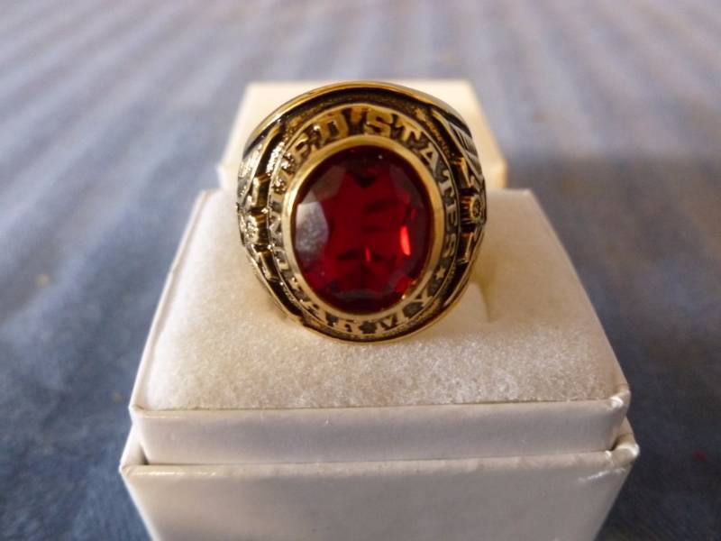lot 131 image: Mens Ring