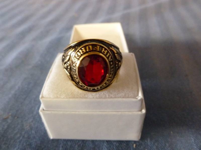 lot 132 image: Mens Ring
