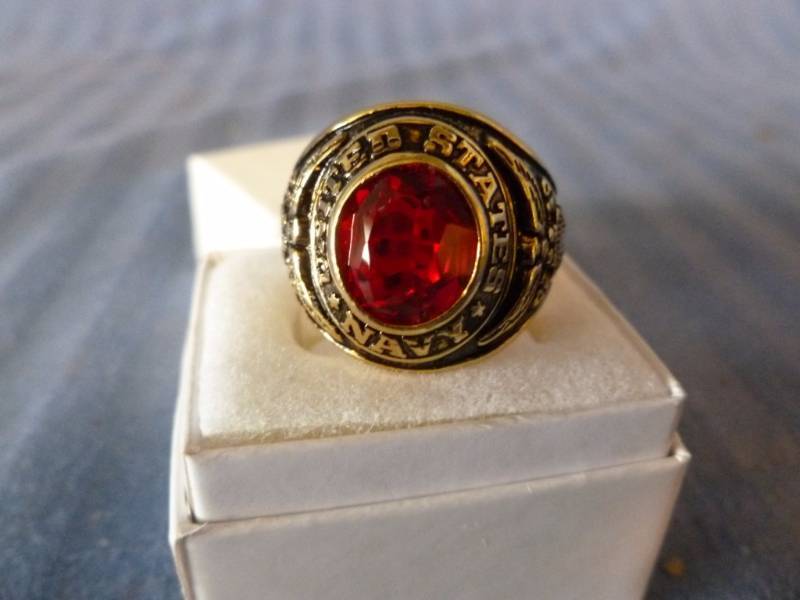 lot 133 image: Mens Ring