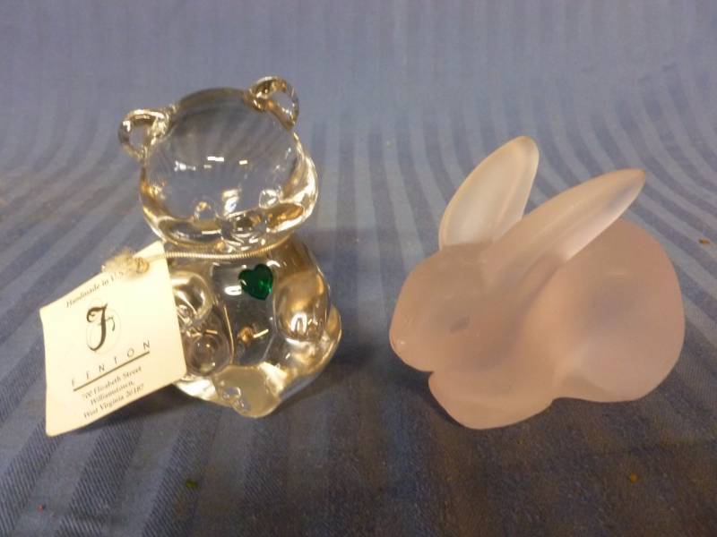 lot 144 image: Fenton Paper Weight