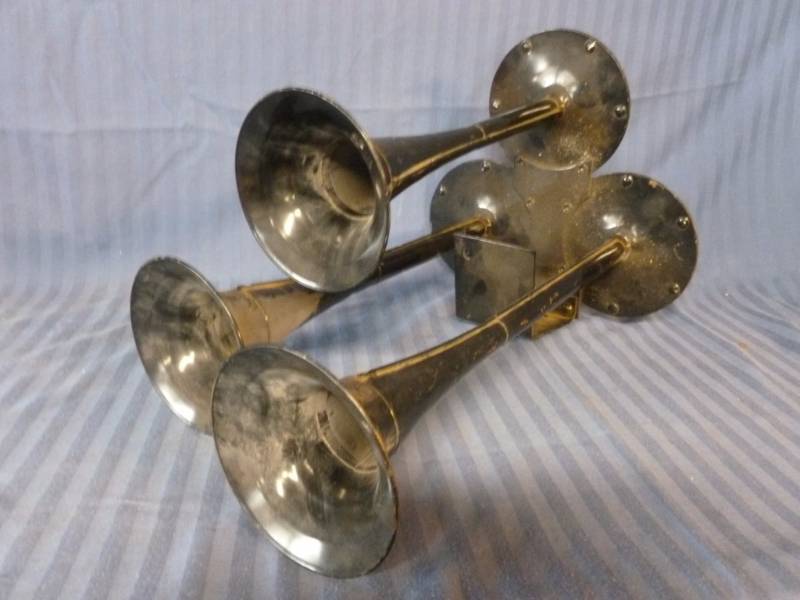 lot 173 image: Truck Horns