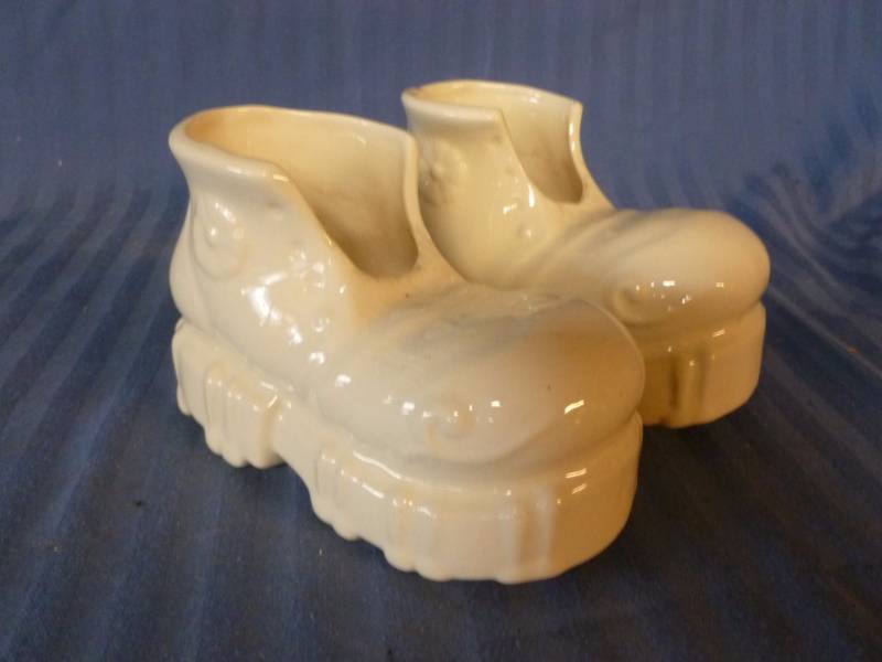 lot 182 image: Decorative