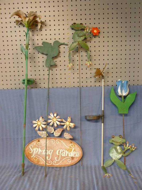 lot 194 image: Decorative