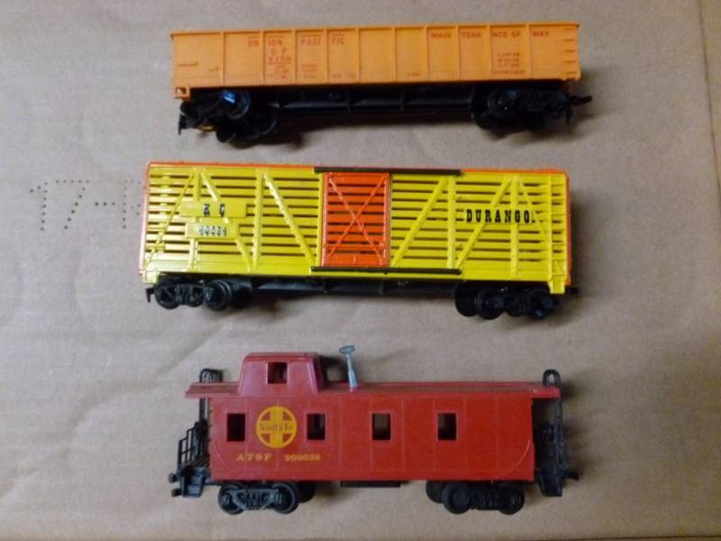 lot 252 image: HO Scale Train Cars