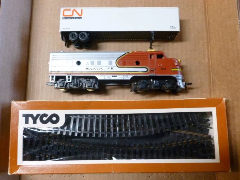 lot 253 image: HO Scale Train Cars