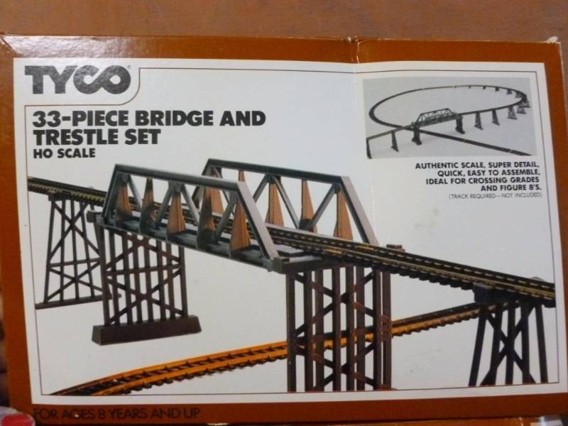 lot 254 image: HO Scale Train Set Items