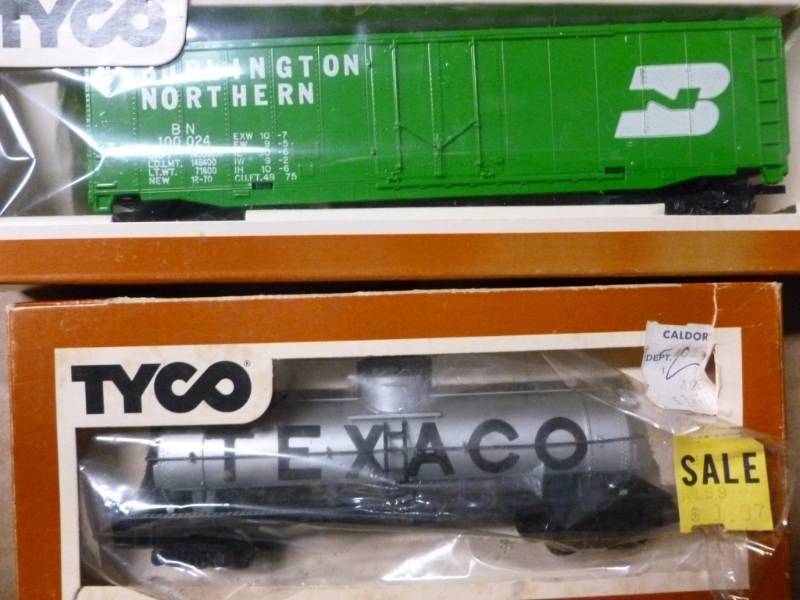 lot 255 image: HO Scale Train Cars