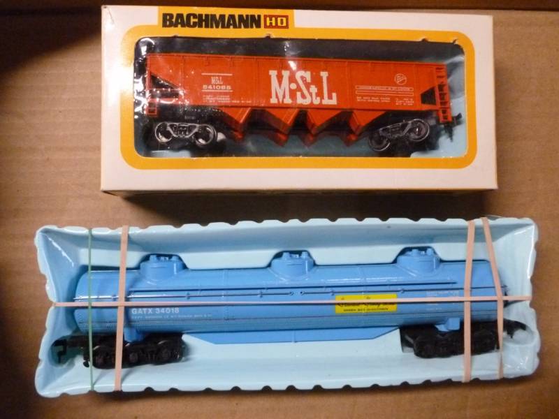 lot 259 image: HO Scale Train Cars
