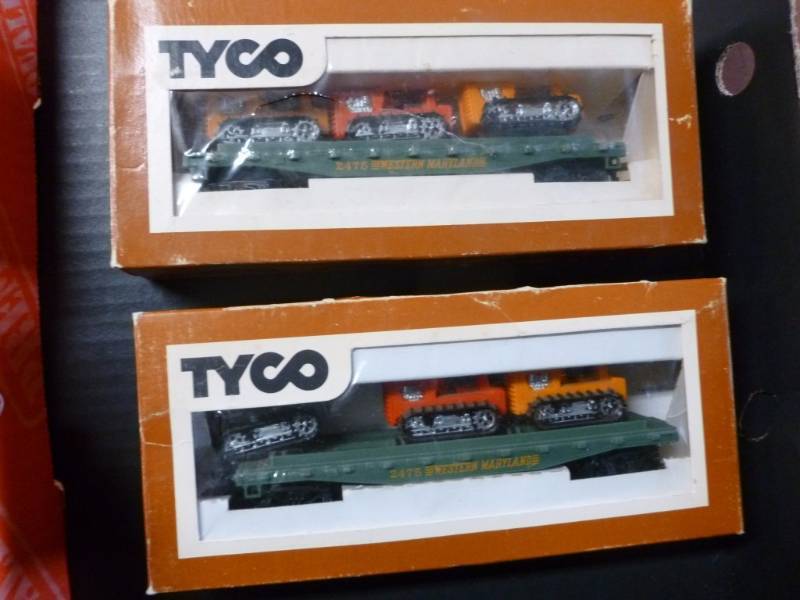 lot 261 image: HO Scale Train Cars