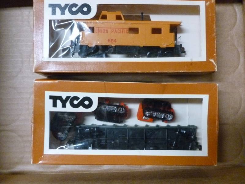 lot 262 image: HO Scale Train Cars