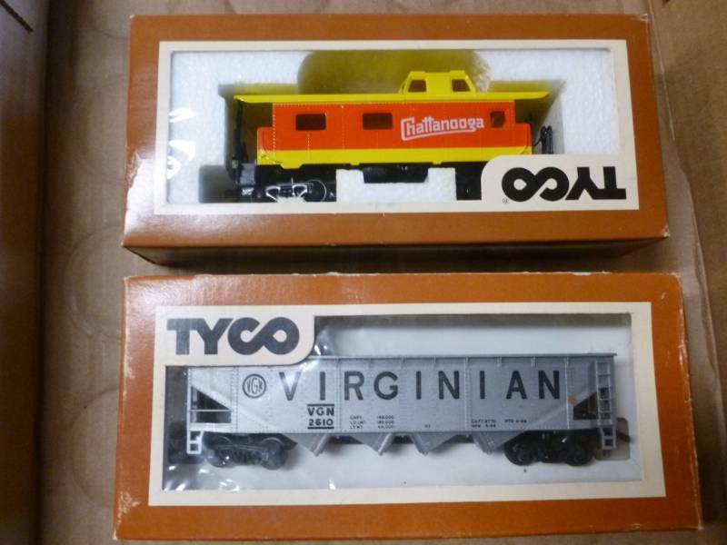 lot 264 image: HO Scale Train Cars