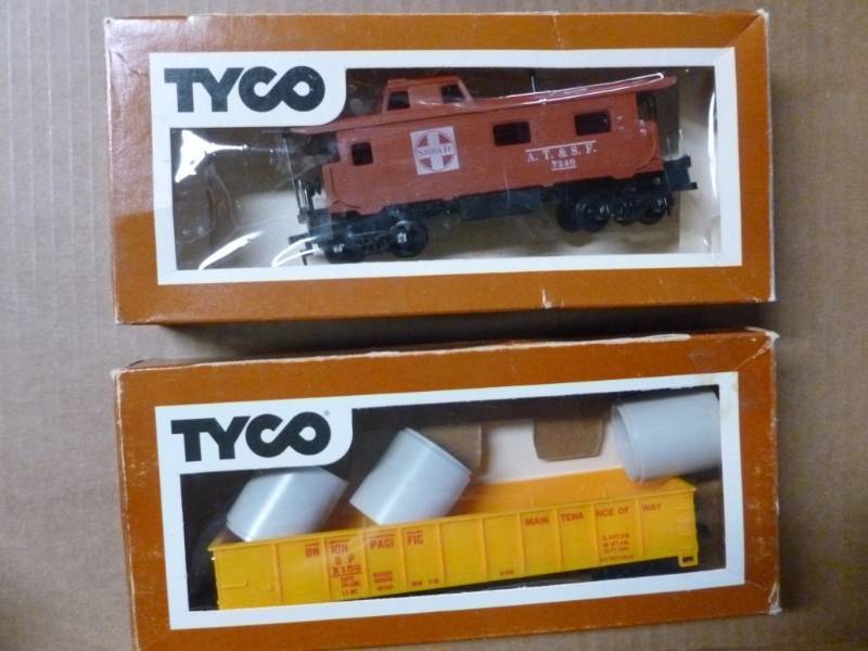 lot 266 image: HO Scale Train Cars