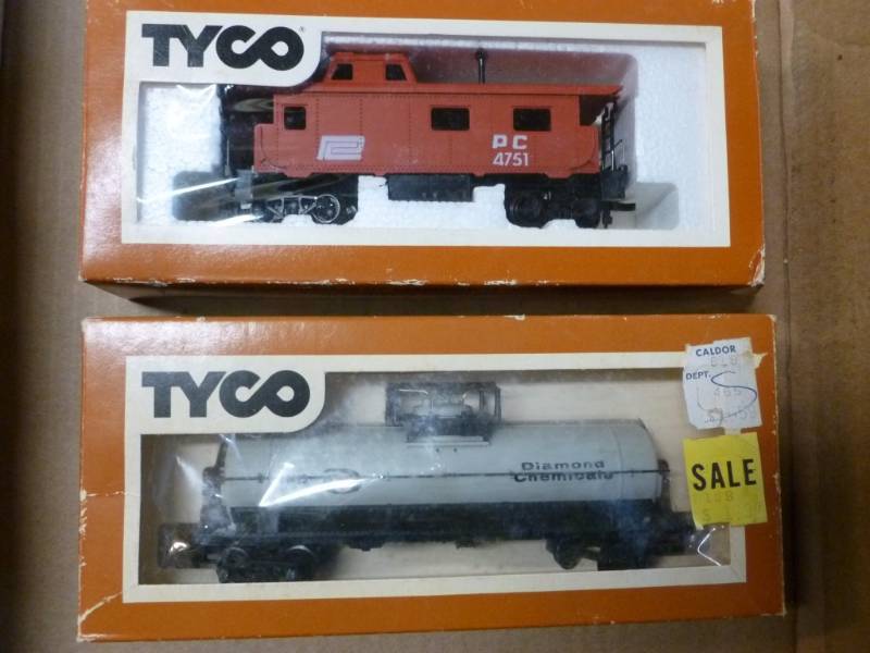 lot 269 image: HO Scale Train Cars