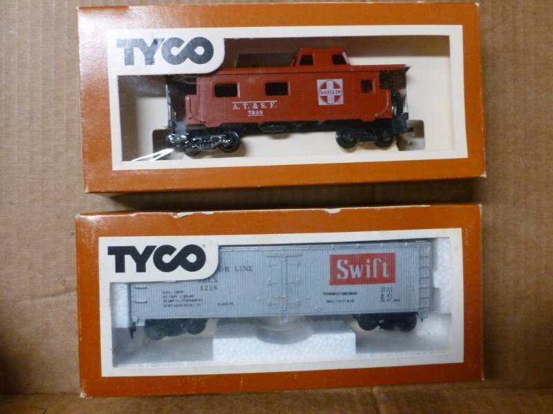 lot 271 image: HO Scale Train Cars