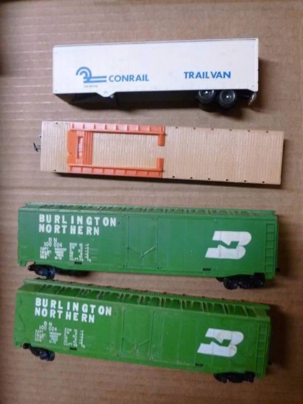 lot 272 image: HO Scale Train Cars