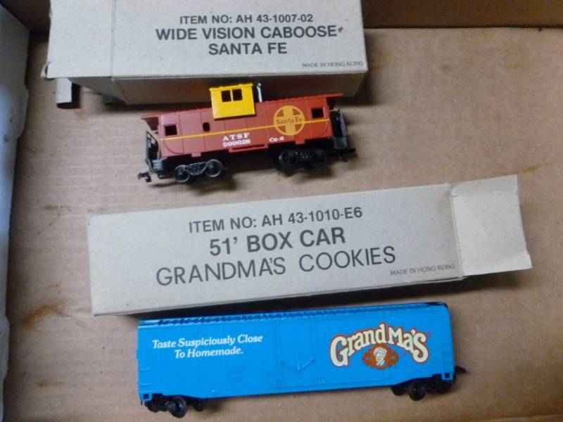 lot 273 image: HO Scale Train Cars