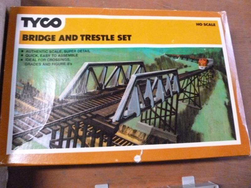 lot 274 image: HO Scale Train Set Items