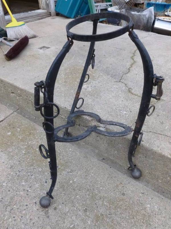 lot 277 image: Antique Horse Hames Plant Stand