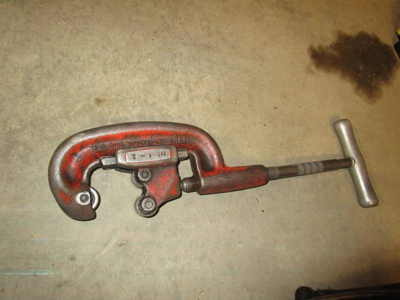 lot 25 image: Ridgid Pipe Cutter & Oil Bucket