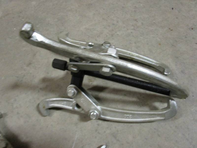 lot 51 image: (3) Gear Pullers