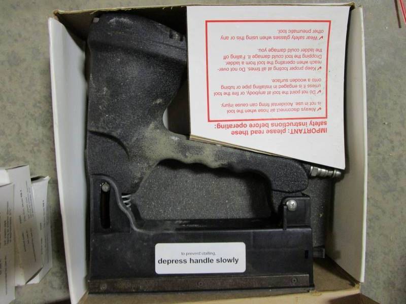 lot 54 image: Pneumatic Pipe Clip Gun & Clips