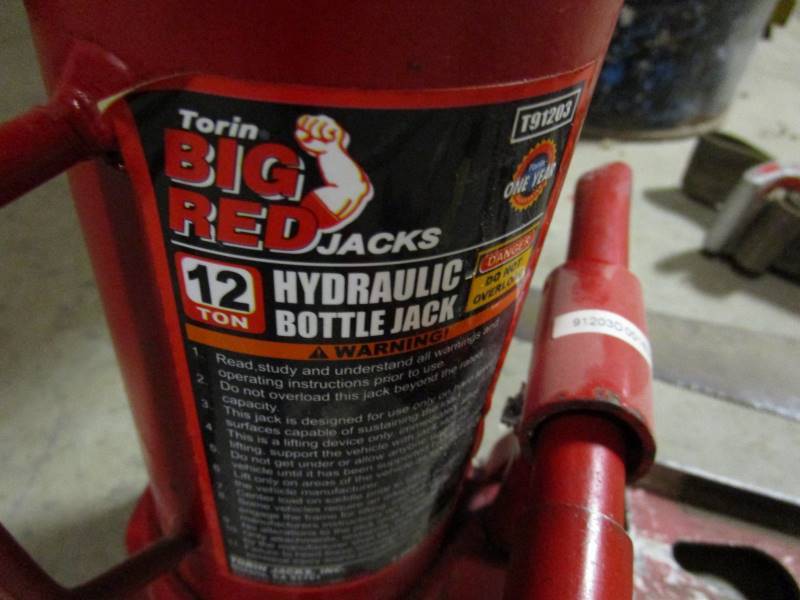 lot 64 image: Misc. Tools & 12 Ton Hydraulic Jack