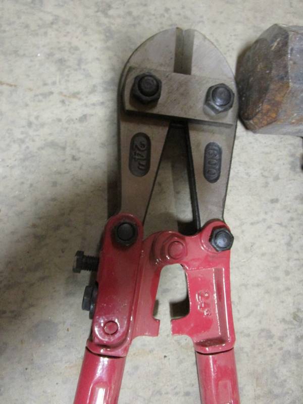 lot 70 image: Sledge Hammer & Bolt Cutter