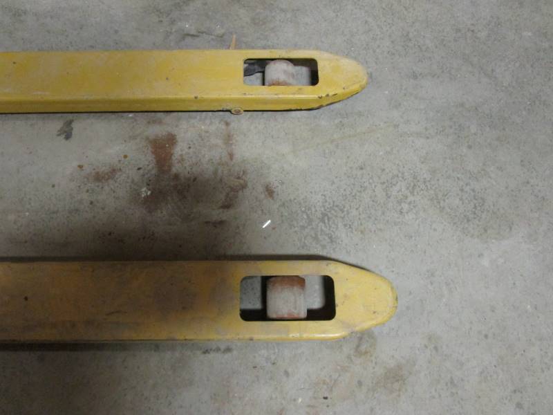 lot 77 image: Catapillar Pallet Jack