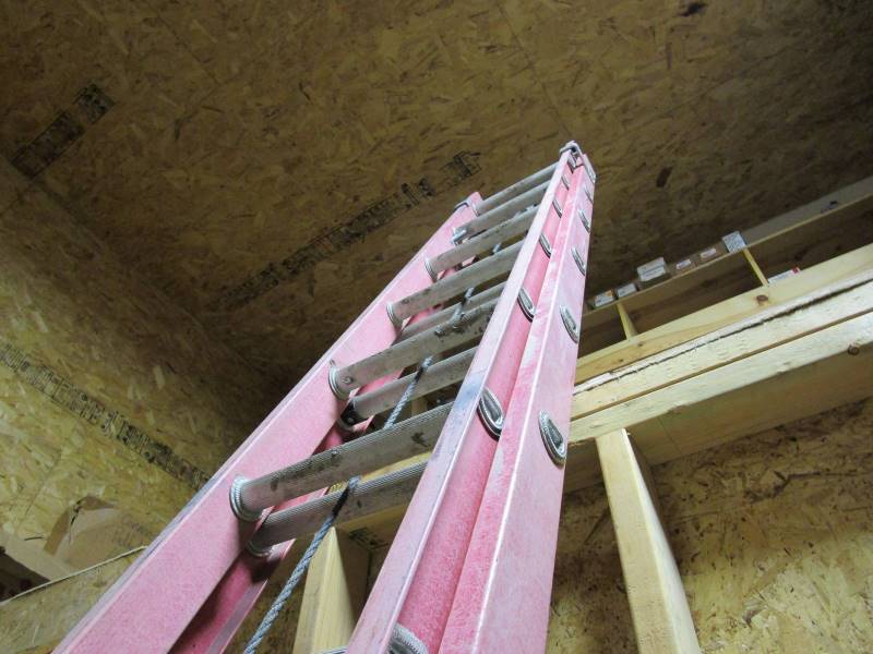 lot 79 image: 24 Fiberglass Extension Ladder