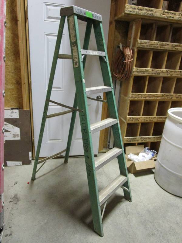lot 80 image: 6 Fiberglass Step Ladder