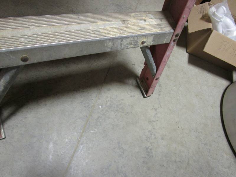 lot 81 image: 6 Fiberglass Step Ladder