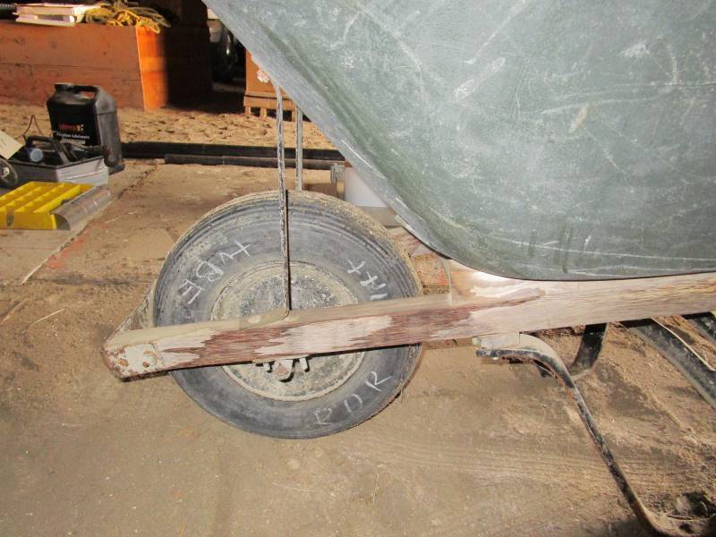lot 92 image: Fiberglass Wheelbarrow