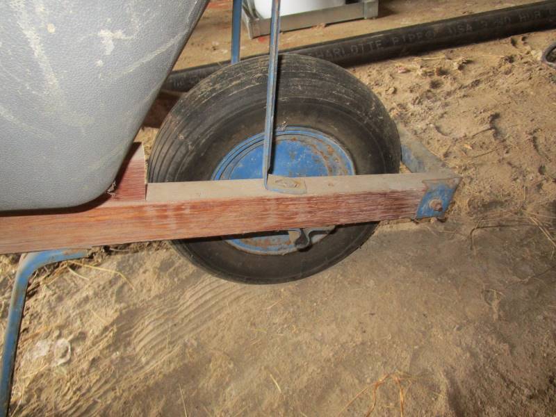 lot 99 image: Fiberglass Wheelbarrow