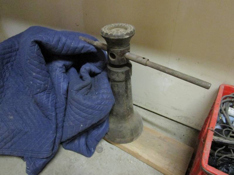 lot 112 image: Large Screw Jacks  Misc. Parts