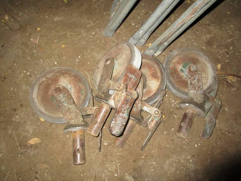 lot 142 image: (5) Sections of Scaffolding & Wheels