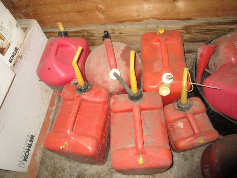 lot 151 image: Lot of Gas Cans