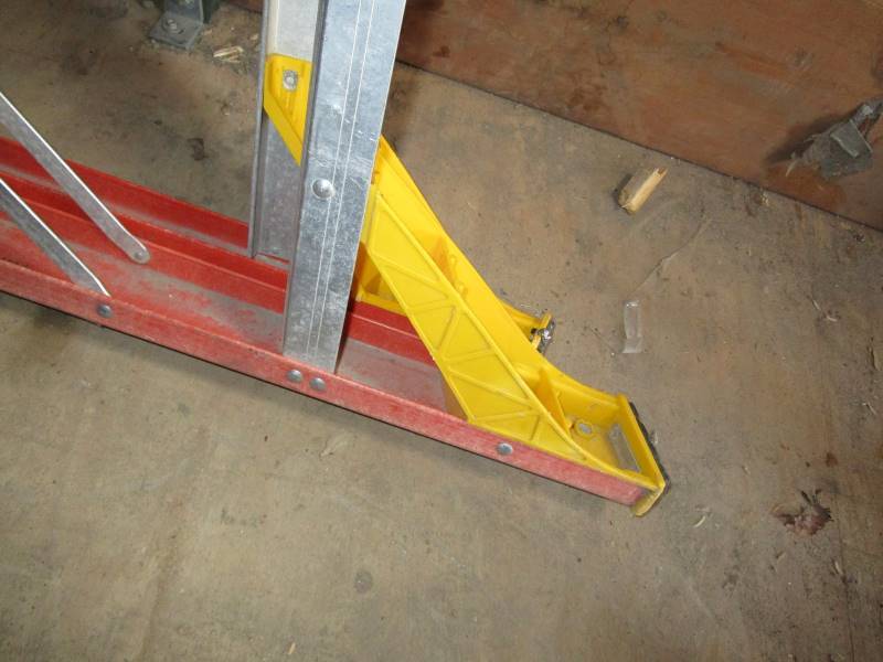 lot 101 image: 10 Fiberglass Step Ladder