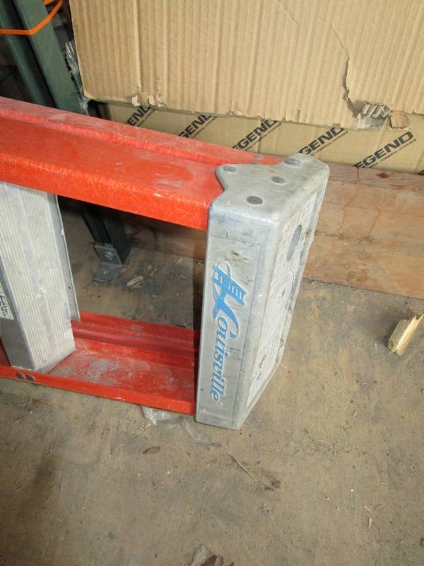 lot 102 image: 8 Fiberglass Step Ladder
