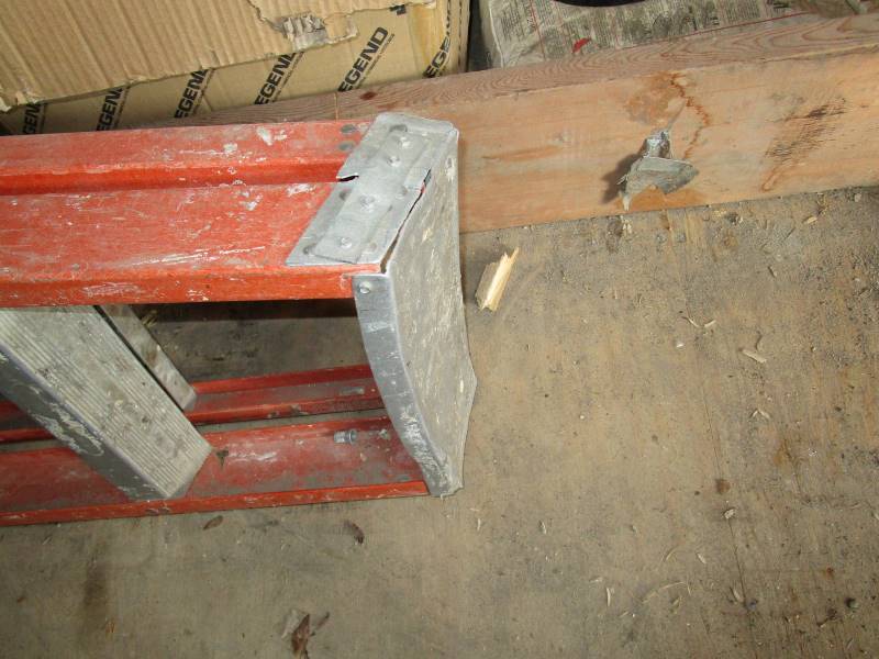 lot 103 image: 8 Fiberglass Step Ladder