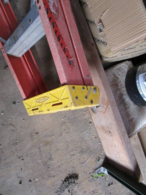 lot 104 image: 8 Fiberglass Step Ladder