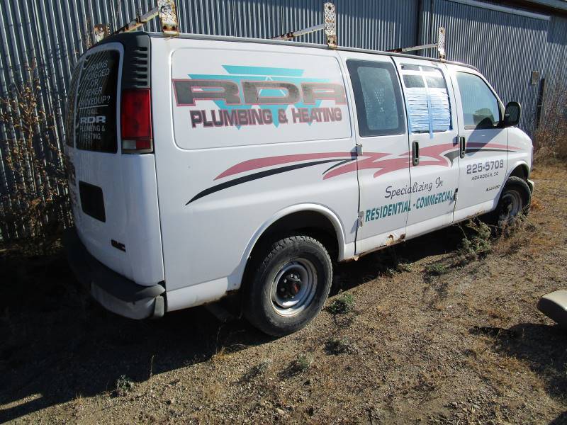 lot 14 image: 1999 GMC Savana G3500 Work Van