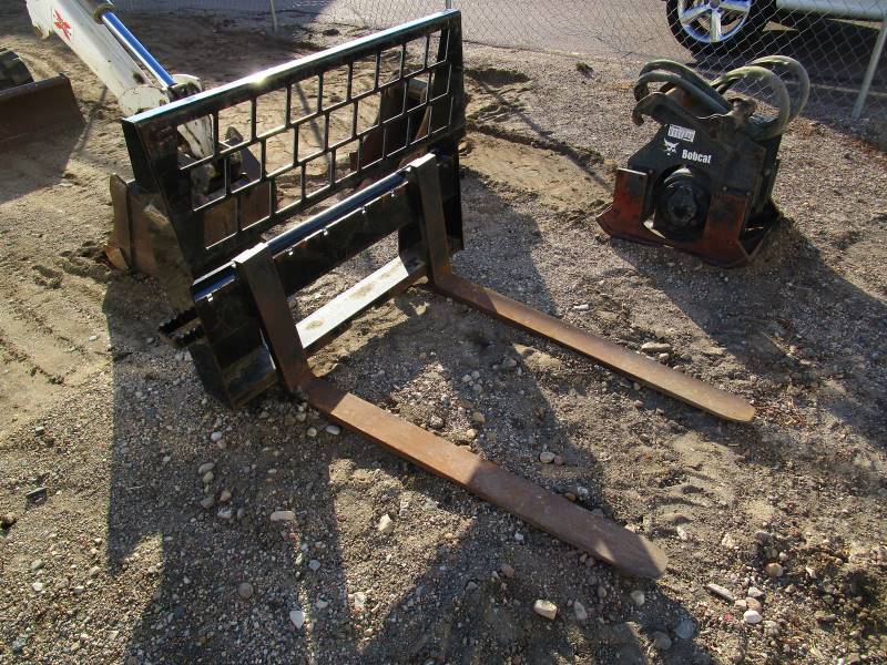 lot 5 image: Skidsteer 48 Pallet Forks