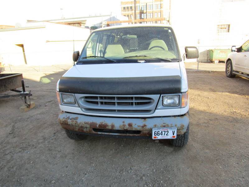 lot 12 image: 2001 Ford E350 Work Van