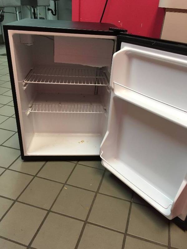 lot 61 image: BLACK & DECKER MINI FRIDGE