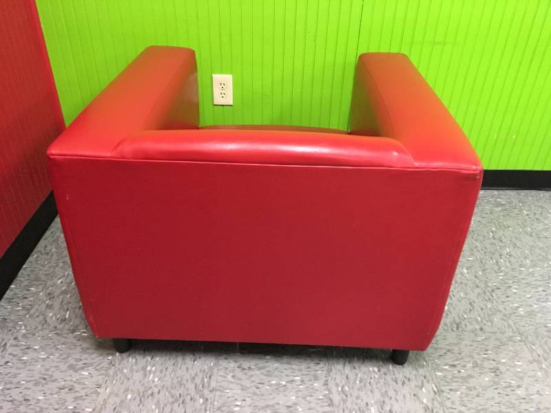 lot 17 image: LOUNGE CHAIR