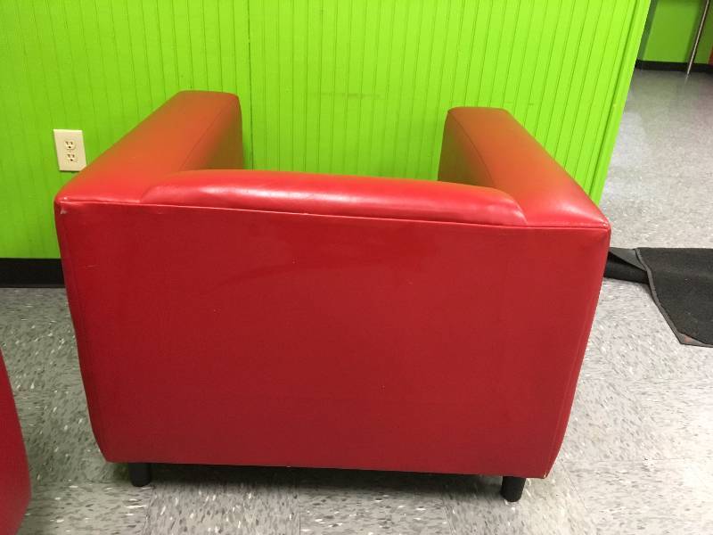 lot 18 image: RED LOUNGE CHAIR