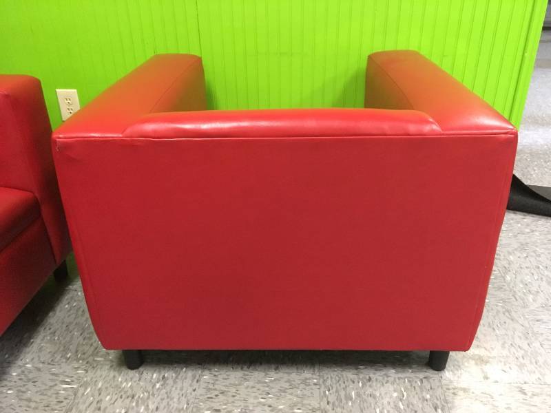 lot 19 image: RED LOUNGE CHAIR