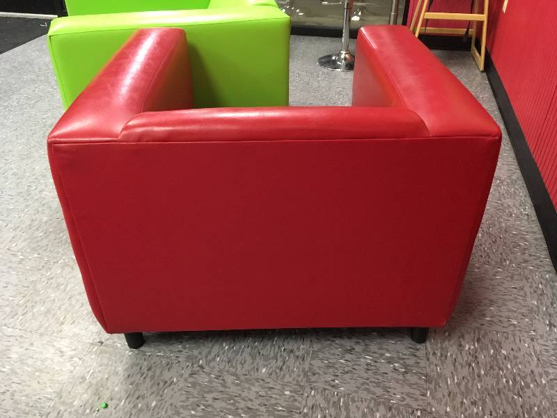 lot 20 image: RED LOUNGE CHAIR