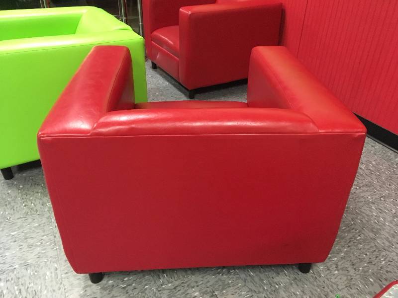 lot 21 image: RED LOUNGE CHAIR
