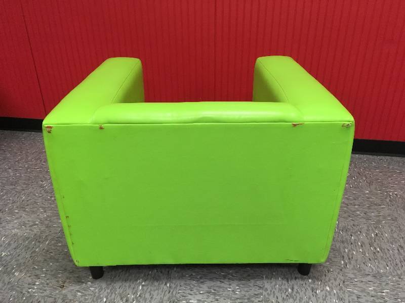 lot 22 image: GREEN LOUNGE CHAIR